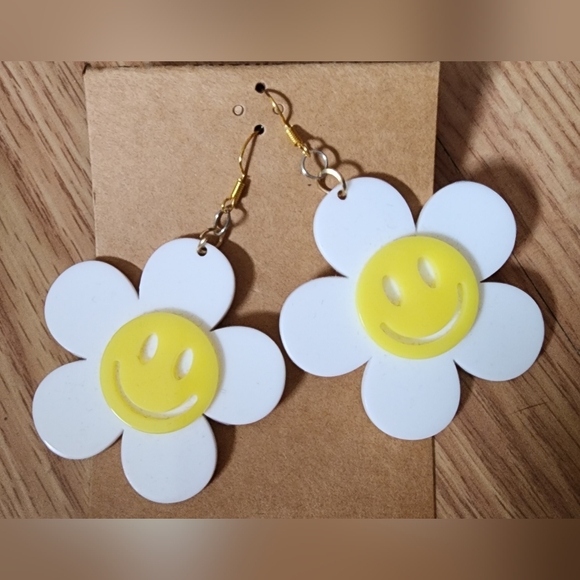 Handmade Daisy Smiley Earrings - Picture 2 of 3